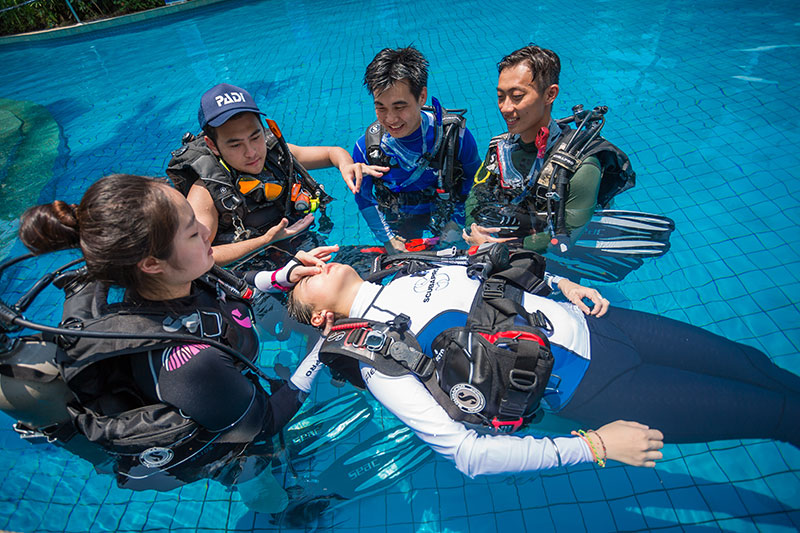 PADI Rescue Diver Course Confined Water Session