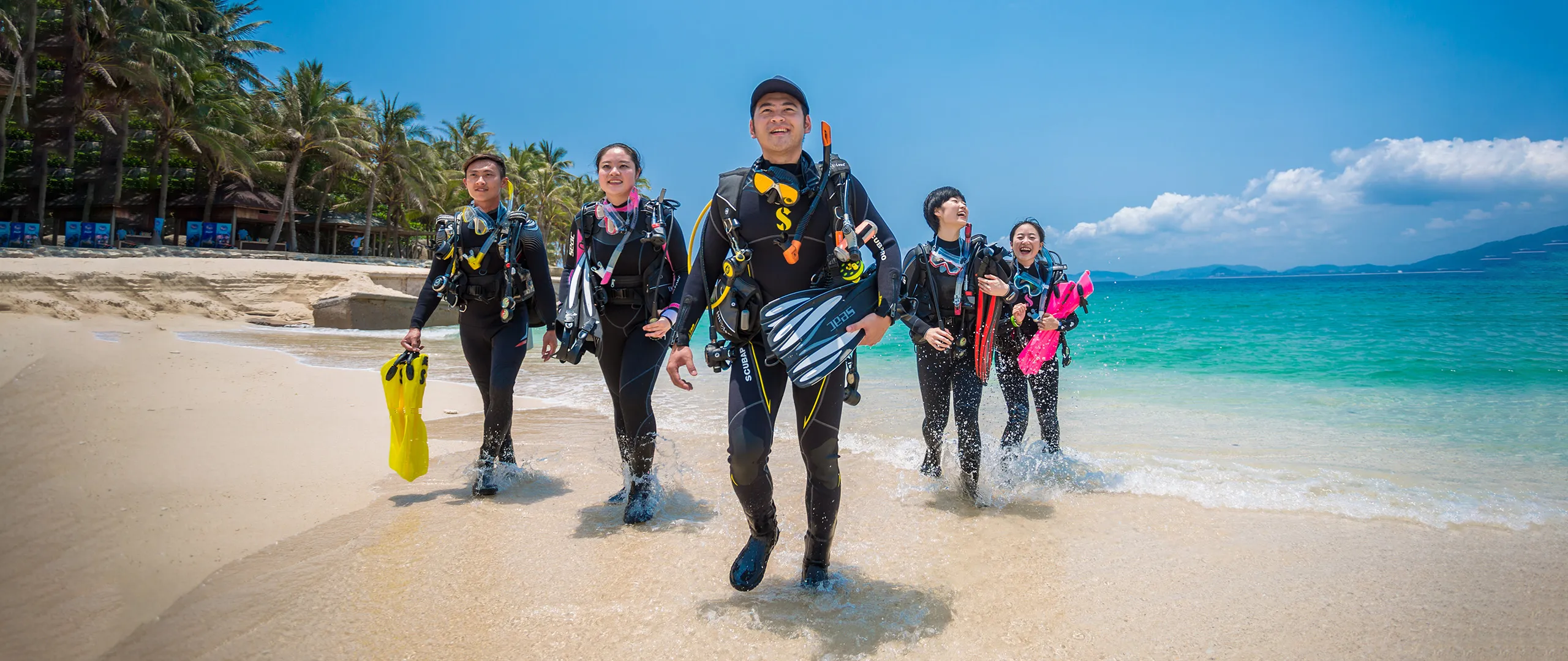 Divemaster leading a dive at Qiandao Lake